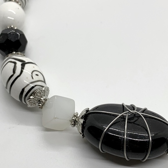 Beautiful black and white vintage necklace with black stone. - Picture 2 of 3